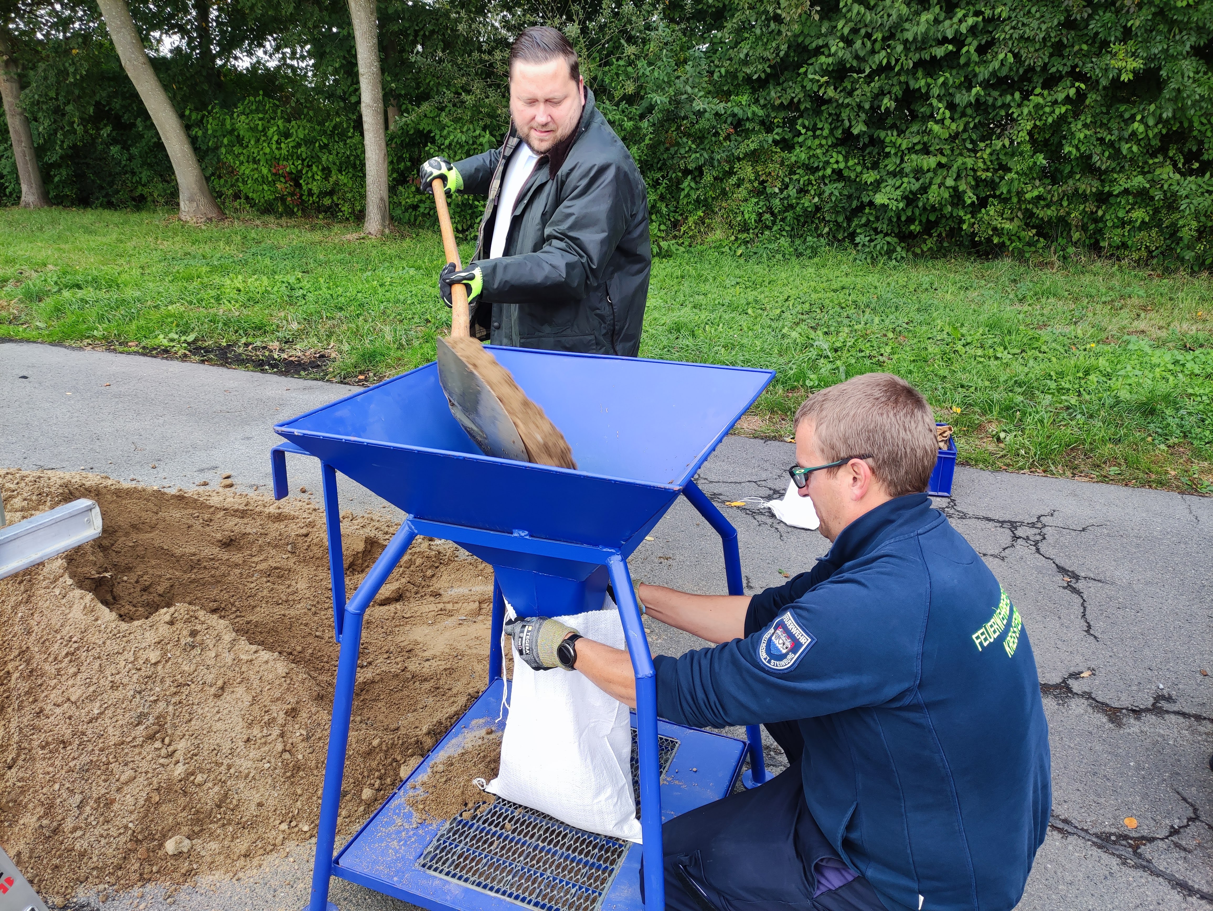 2025-Beim_Befuellen_der_Sandsaecke_fuer_den_Hochwasserschutz_muss_es_schnell_gehen.jpg