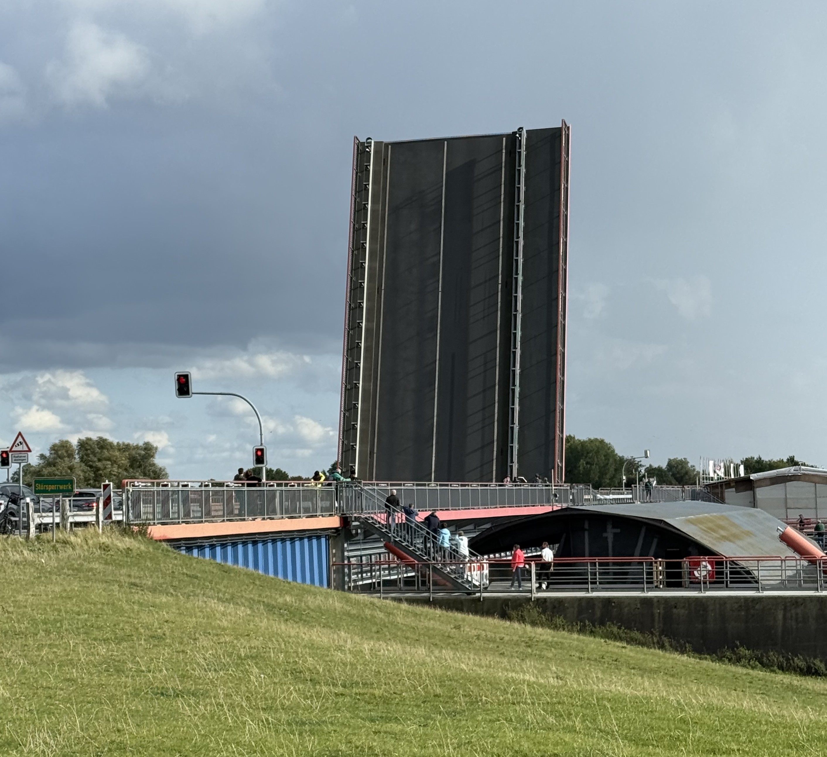 2025-Die_Autos_muessen_warten__wenn_Schiff_auf_die_Elbe_wollen.jpeg