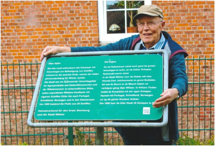 Hans-Peter Micheel mit einer Infotafel