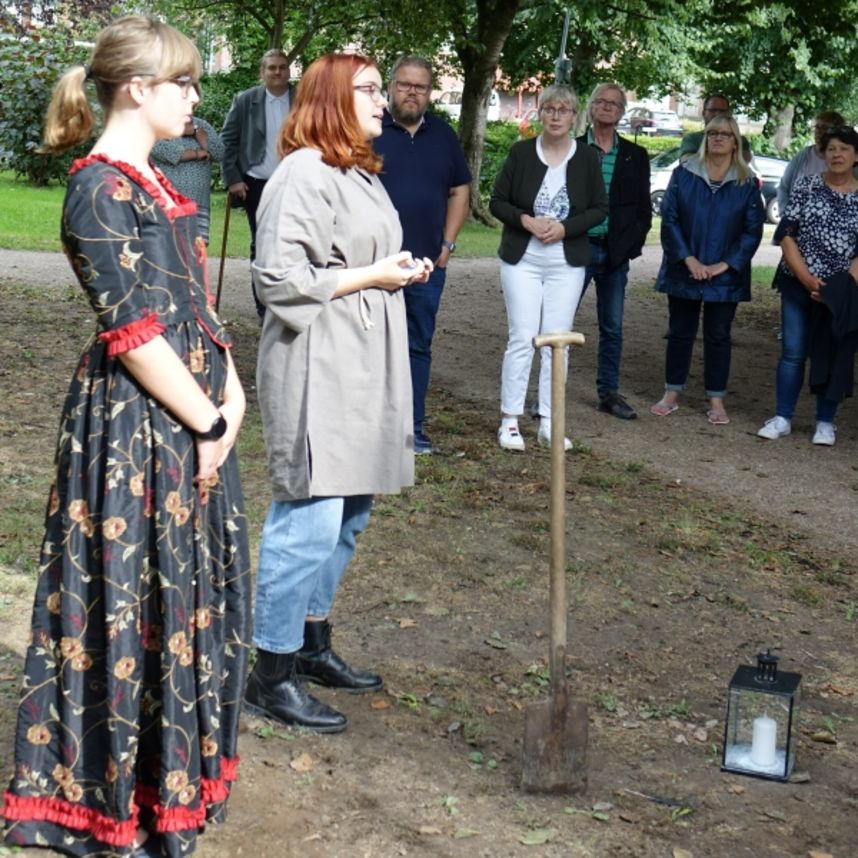 Anschaulich werden Wilsteraner Geschichten im Stadtpark vorgetragen