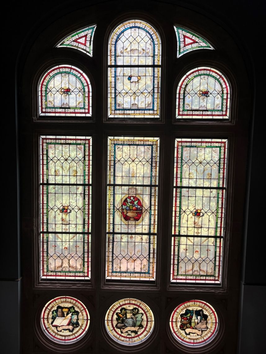 Einmaliger Blick auf das Treppenhausfenster der Villa Schütt