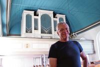 Pastor Jens Siebmann vor der Orgel in der Wewelsflether Kirche